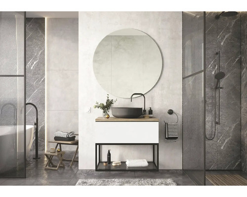 Baie modernă cu lavoar, oglindă rotundă, duș și cadă