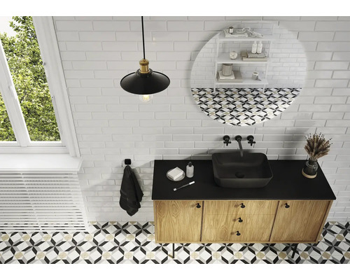 Baie luminoasă cu lavoar, dulap sub lavoar și faianță cu model