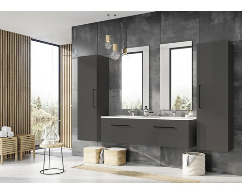 Baie modernă cu mobilier gri, chiuvete, oglinzi și elemente din lemn