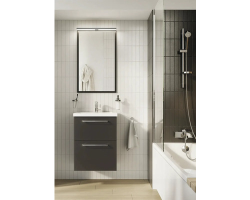 Baie cu dulap de bază pentru lavoar, oglindă, cadă și paravan de duș pentru o ambianță modernă