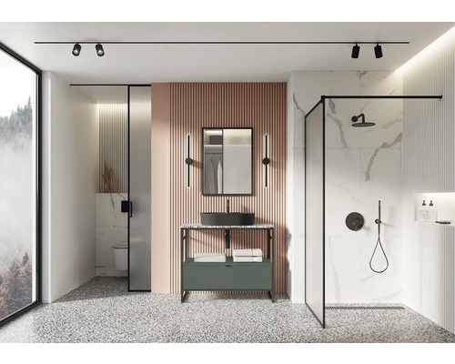 Baie luminoasă cu duș, dulap de lavoar cu oglindă, lavoar și prosoape