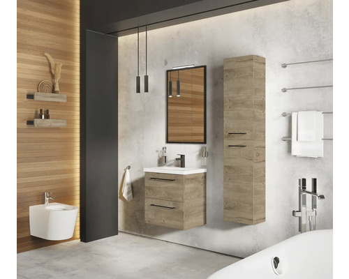 Baie luminoasă cu lavoar, dulap cu oglindă și uscător de prosoape