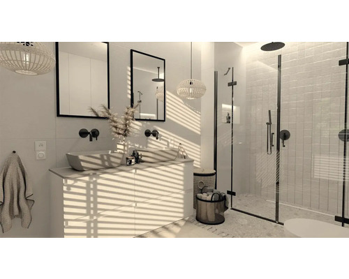 Baie luminoasă cu lavoar dublu, oglinzi, duș și iluminat decorativ pentru un design modern.