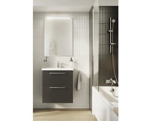 Baie modernă cu dulap de bază pentru lavoar, oglindă și duș