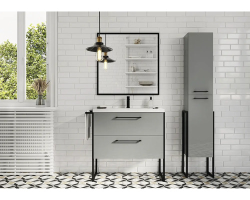 Baie cu dulap de lavoar, oglindă, dulap înalt și plafonieră