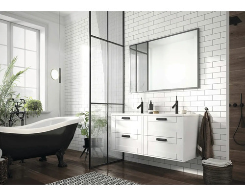 Baie luminoasă cu cadă, dulap de bază pentru lavoar, oglindă și paravan de duș