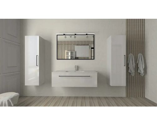 Baie luminoasă cu dulap de bază pentru lavoar, dulap cu oglindă și dulapuri înalte