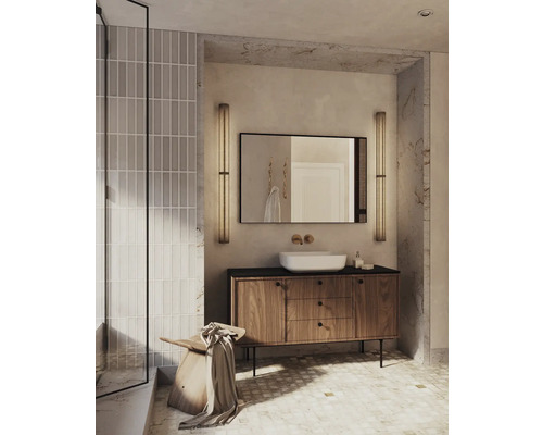 Baie luminoasă cu dulap de lavoar, lavoar așezat, oglindă și iluminare