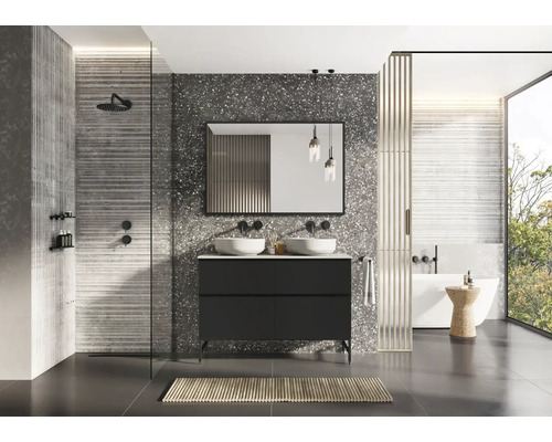 Baie modernă cu lavoar dublu, oglindă, duș și cadă.