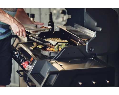 Scenă de grătar cu o persoană care pregătește legume pe un grătar