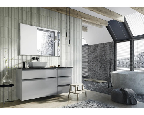 Baie cu lavoar, oglindă și cadă de baie independentă