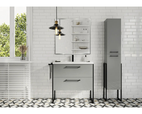 Baie modernă cu dulap de chiuvetă, dulap cu oglindă și dulap înalt în fața unui perete de cărămidă albă