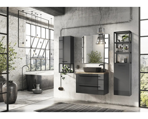 Baie în stil loft cu dulap sub lavoar, dulap cu oglindă și dulap înalt