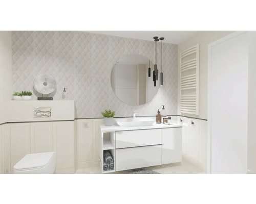 Baie luminoasă cu lavoar, oglindă, calorifer și toaletă