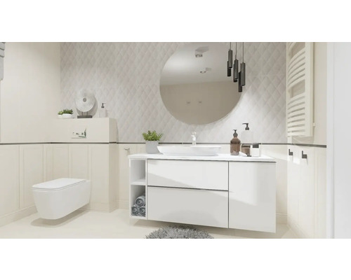 Baie luminoasă cu toaletă, dulap de lavoar cu oglindă și calorifer