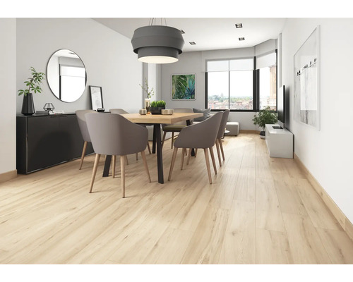 Living luminos cu podea din lemn, masă și scaune