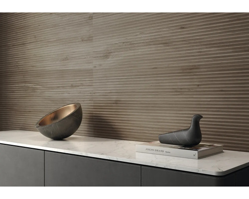 Decor pentru pereți cu panouri canelate orizontal și elemente decorative pe o comodă