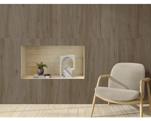 Design de living cu panouri de perete canelate, fotoliu și decorațiuni într-o nișă