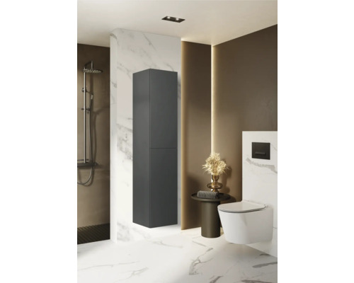 Baie modernă cu duș, WC suspendat, lavoar și dulap înalt pentru depozitare