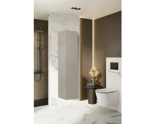 Baie modernă cu dulap cu oglindă, duș și toaletă