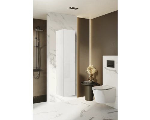 Baie modernă cu duș, dulap cu oglindă, toaletă și chiuvetă