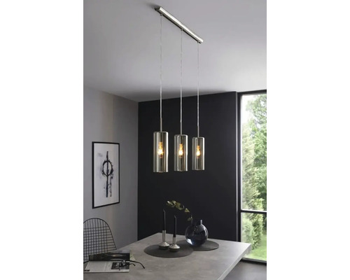Lampa suspendată cu trei lumini deasupra unei mese de sufragerie