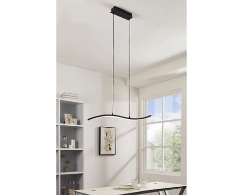 Lumină suspendată modernă cu design curbat deasupra unei mese