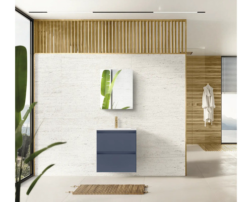 Baie modernă cu dulap de lavoar albastru și oglindă