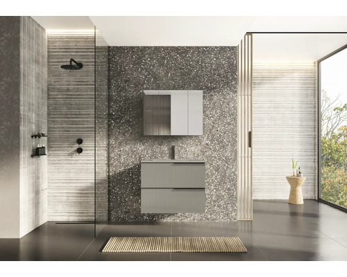 Baie modernă cu duș, dulap de lavoar și dulap cu oglindă