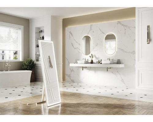 Baie modernă cu oglindă independentă, chiuvete, cadă și perete de marmură