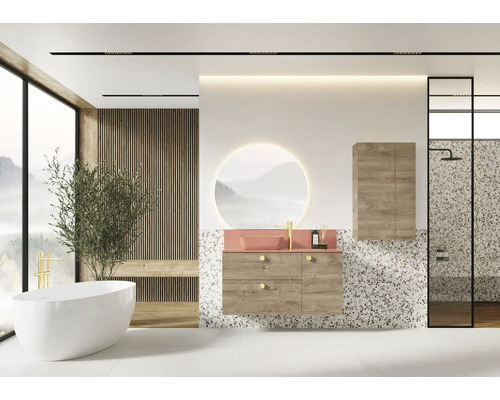 Baie luminoasă cu cadă, lavoar, dulap cu oglindă și duș