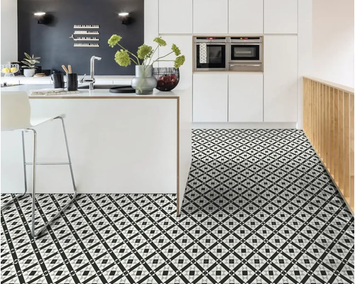 Scenă de bucătărie cu pardoseală în alb și negru cu model geometric
