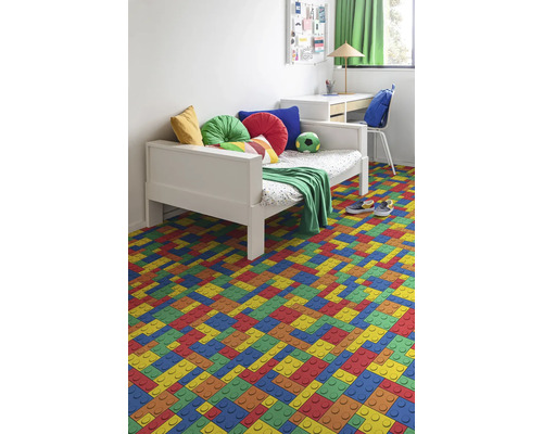 Cameră de copii cu pat, birou și pardoseală sub formă de blocuri de construcție colorate