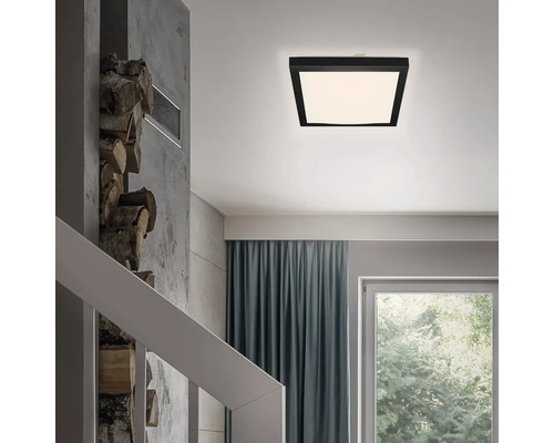 Plafonieră pătrată într-un spațiu de locuit modern, cu elemente din lemn și o scară