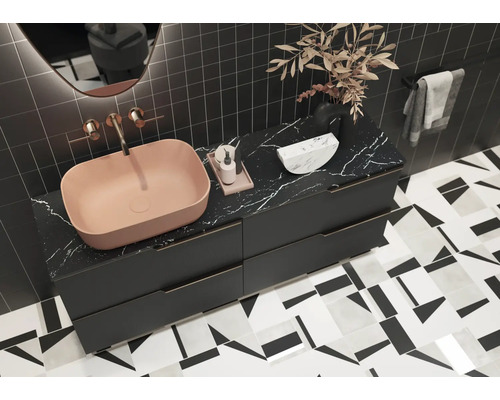 Baie modernă cu chiuvetă, dulap de chiuvetă și gresie