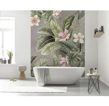 Baie cu cadă și fototapet cu motive de plante tropicale.