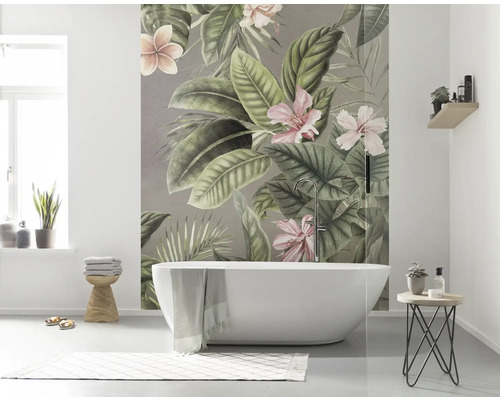 Baie cu cadă și fototapet cu motive de plante tropicale.