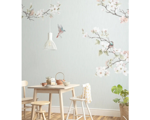 Cameră luminoasă cu masă de sufragerie, scaune, lampă suspendată, plantă de interior și decor de perete cu flori și păsări.
