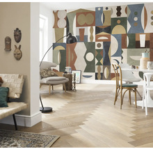 Living cu tapet grafic de mari dimensiuni, podea din lemn cu model herringbone și mobilier modern.