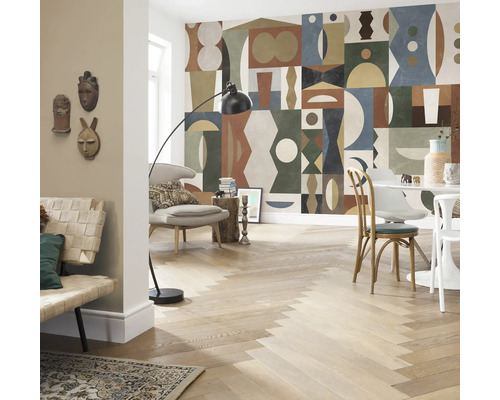 Living cu tapet grafic de mari dimensiuni, podea din lemn cu model herringbone și mobilier modern.