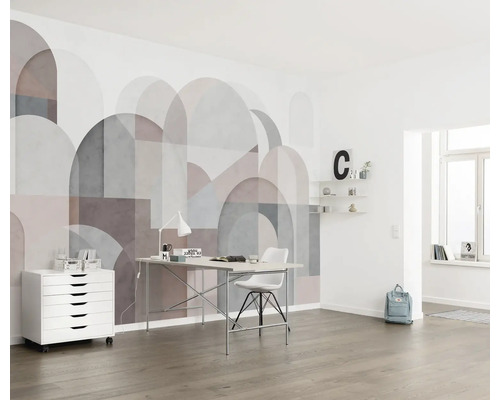 Birou luminos cu fototapet geometric, birou, container mobil și scaun