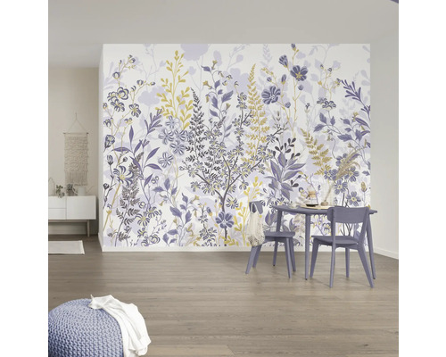 Cameră de zi cu tapet floral, masă și scaune