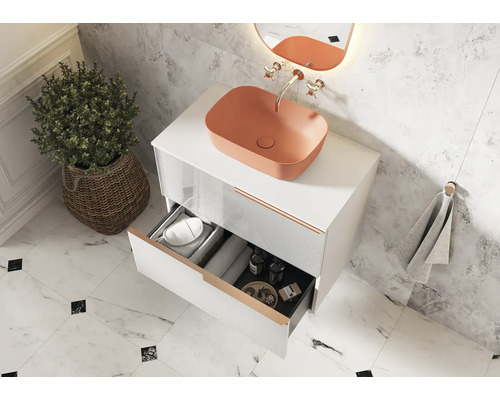 Baie cu dulap de lavoar alb, sertar deschis, lavoar portocaliu și decorațiuni