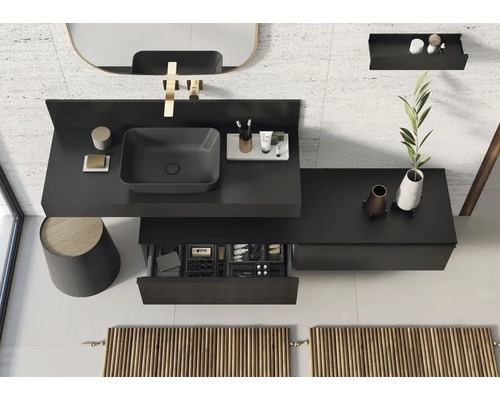 Vedere de sus a băii cu chiuvetă, oglindă, spațiu de depozitare și calorifer pentru prosoape