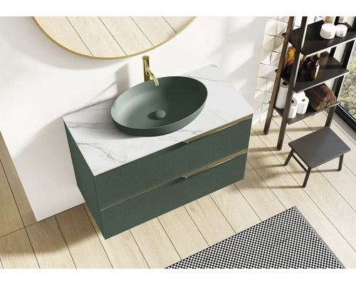 Baie cu dulap de lavoar, lavoar așezat pe blat, robinet, oglindă și raft