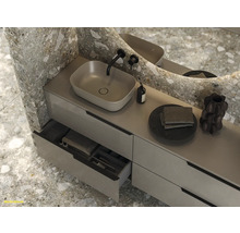 Baie cu lavoar, chiuvetă și oglindă