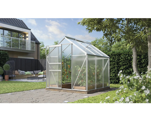 Seră în grădină cu plante