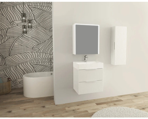 Baie cu lavoar, oglindă iluminată, dulap înalt și cadă