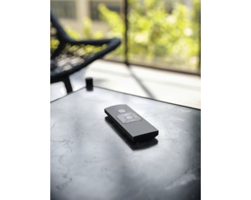 Telecomandă pe o masă