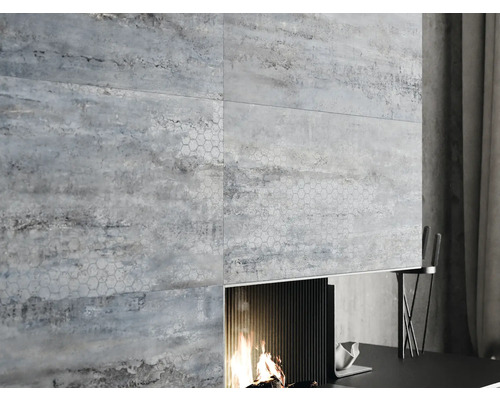 Decor de perete cu plăci cu aspect de piatră și șemineu modern